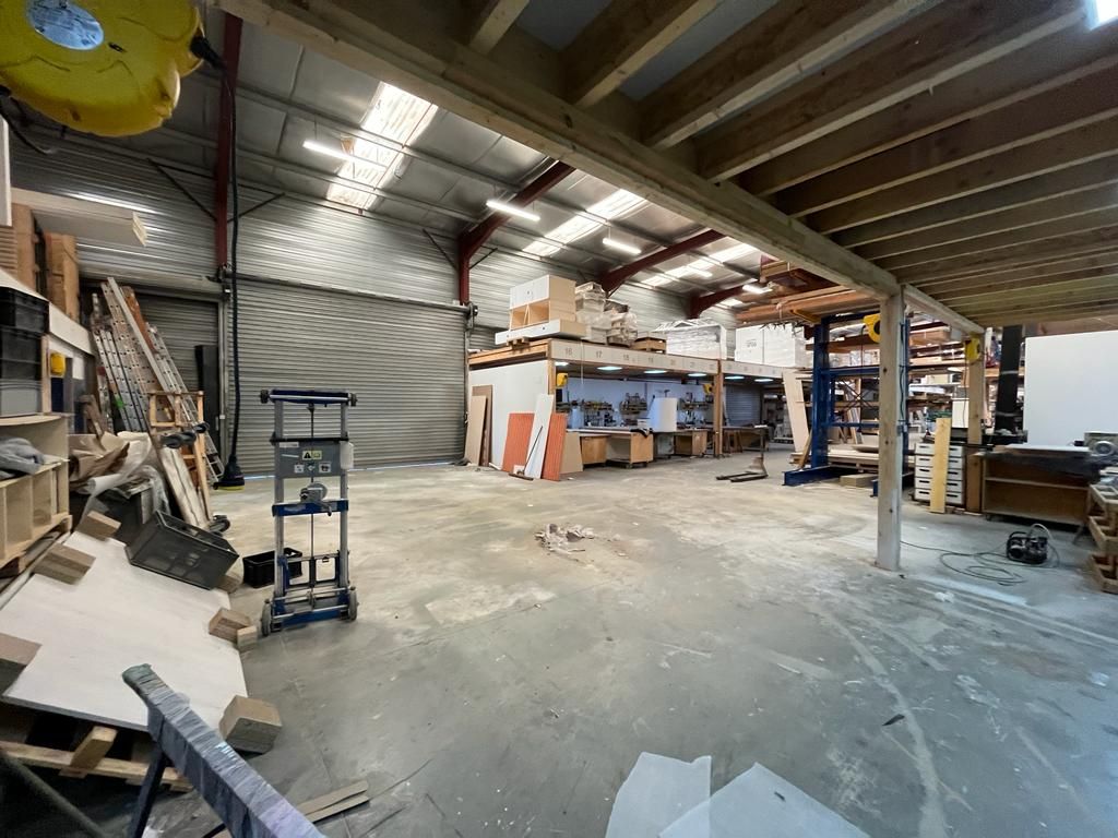 Location local 550.00 m² à BEGLES