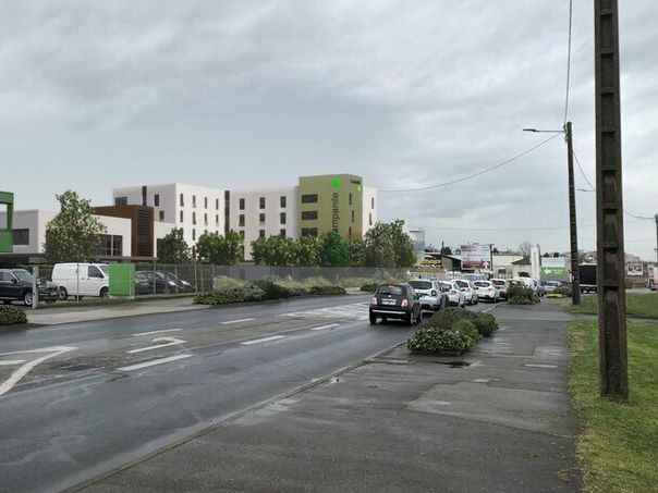 Valoris Real Estate vous propose des cellules commerciales pour 810 m² divisibles, sur la Route de Lyon à Mâcon.