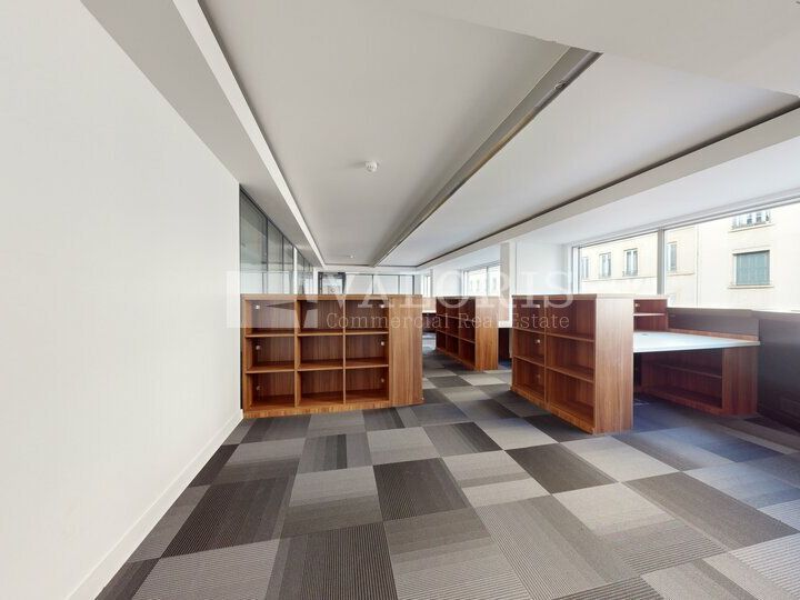 Valoris vous propose à la location une surface de 471 m² de bureaux, disponible à partir de janvier 2025, au sein d'un immeuble tertiaire de bon standing situé dans un secteur central et très bien desservi de Lyon.