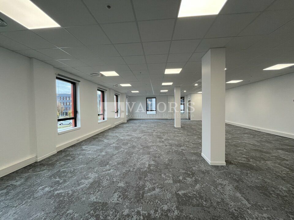 Valoris Real Estate vous propose à la location, un bâtiment neuf avec plusieurs surfaces de bureaux facilement divisibles et flexibles. Le bâtiment se situe à proximité des axes autoroutiers et de la gare de Montluel.