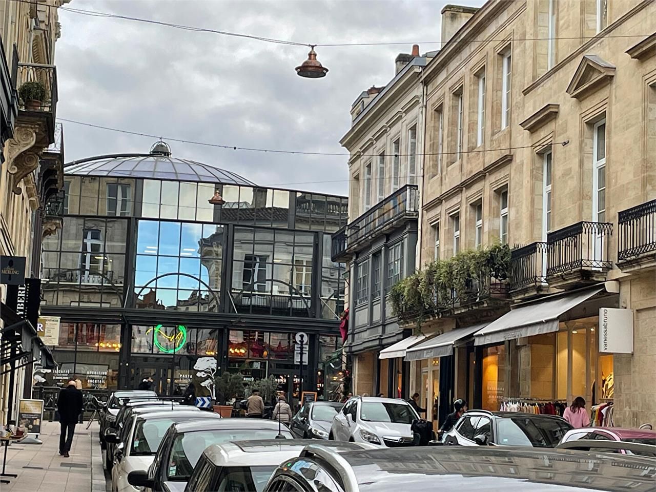 Location local commercial 130.00 m² à BORDEAUX