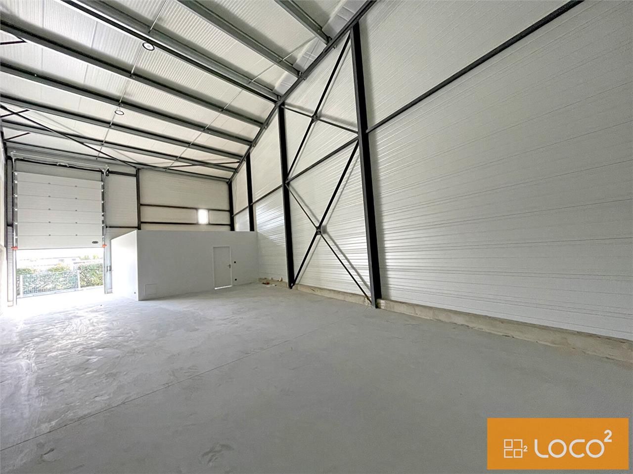 Location local 90.00 m² à LESPINASSE