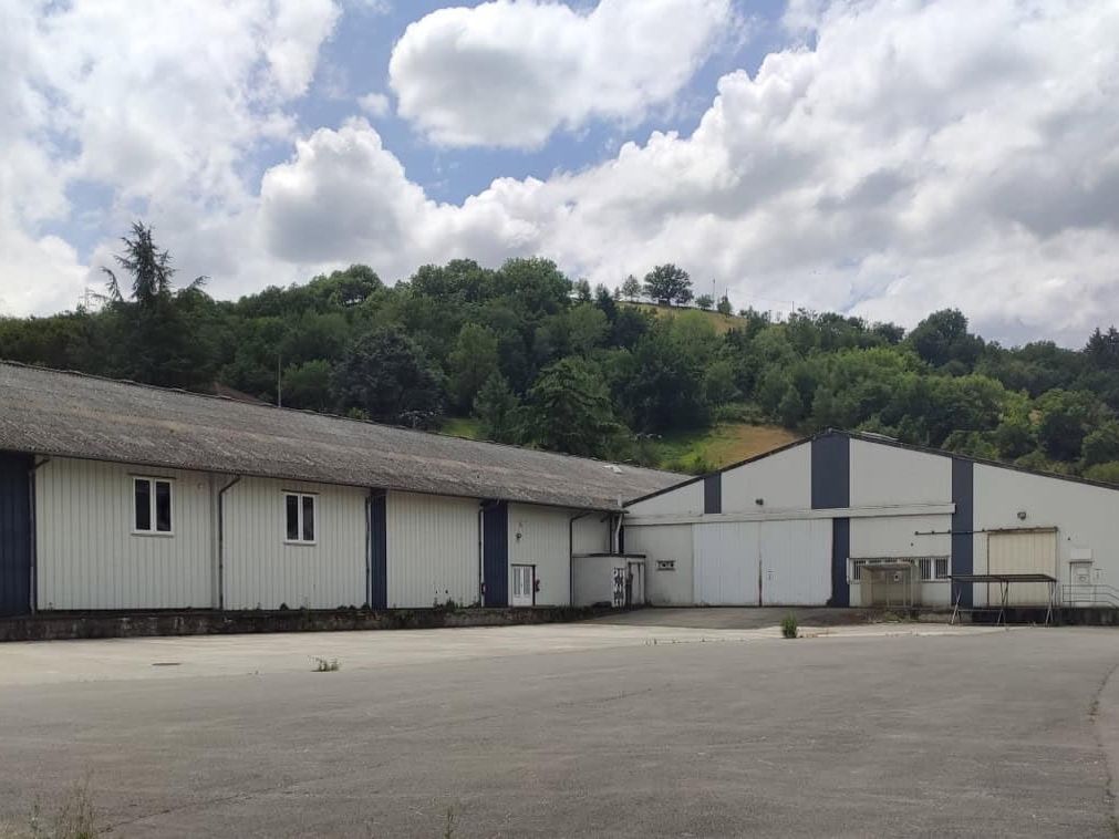 Location entrepôts 6795 m² non divisibles