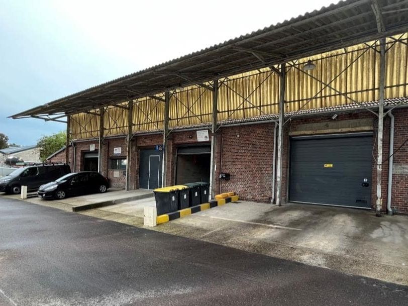 Location entrepôts 180 m² non divisibles