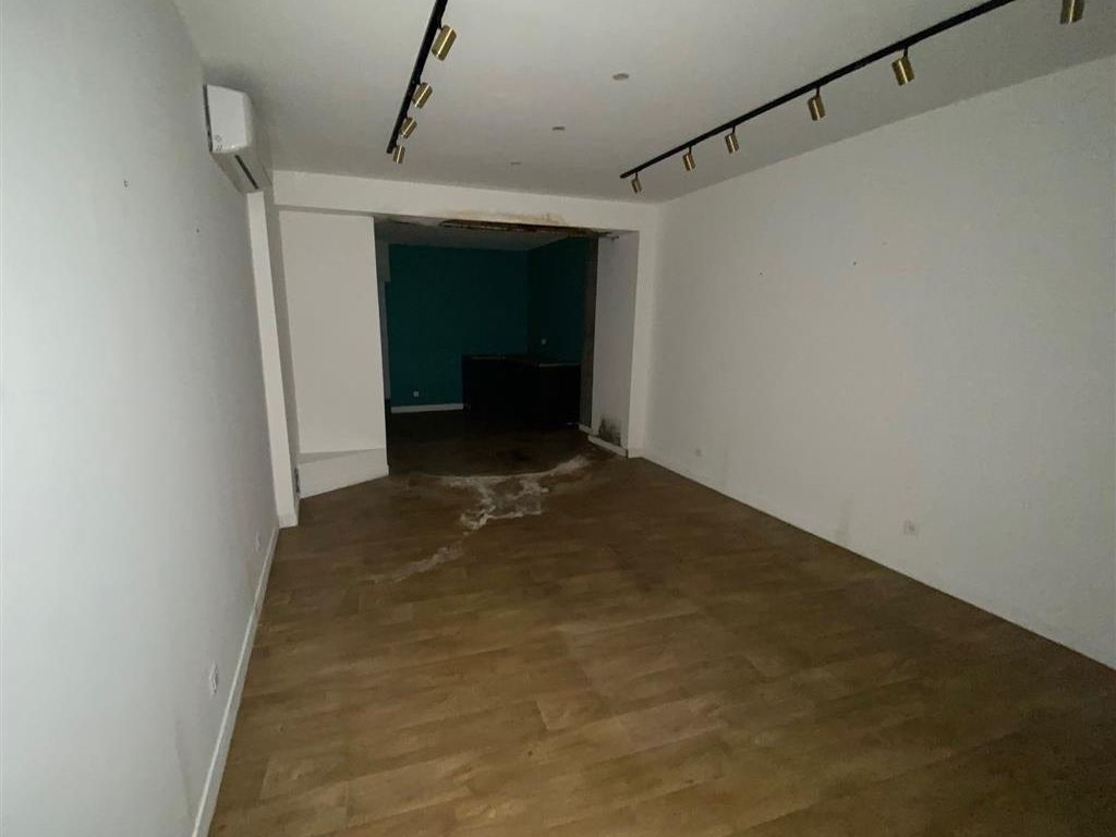 Location local commercial 68 m² non divisibles