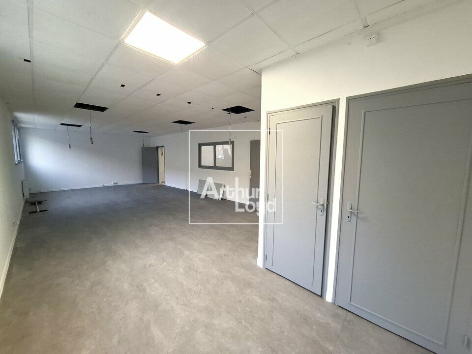 A proximité immédiate des axes routiers