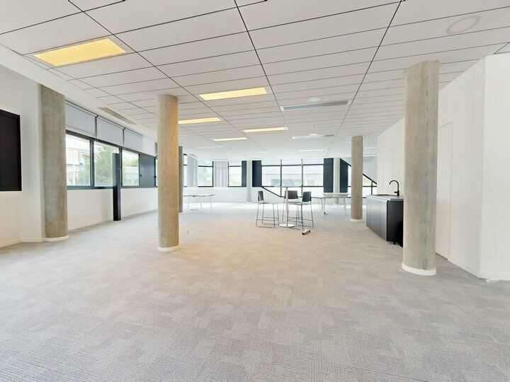 Idéalement connecté aux transports en commun et disposant d'un très belle architecture, RACING PARK propose un cadre de travail exceptionnel à ses occupants.