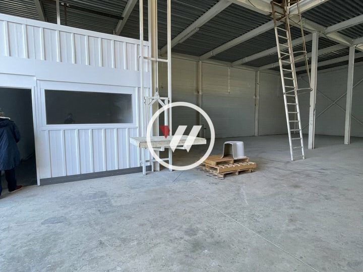 Local d'activité 275 m² avec mezzanine – Site sécurisé proche axes autoroutiers