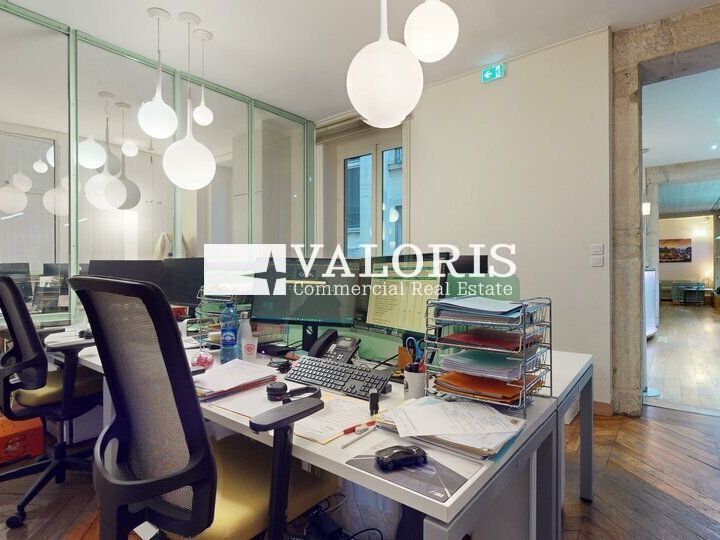 Venez découvrir ces bureaux, charme de l'ancien et une magnifique vue sur la place des Jacobins. 