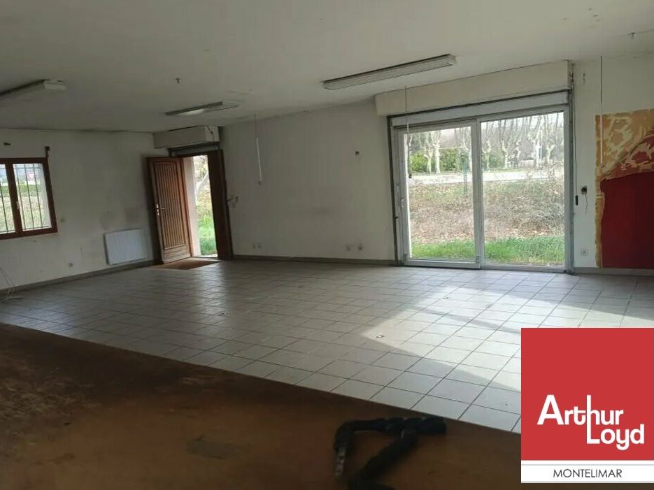 MONTELIMAR - PROCHE CENTRE HOSPITALIER - A louer Local d'activité ou de Bureau d'une surface de 134 m2 environ avec terrain clos de 1 237 m2.