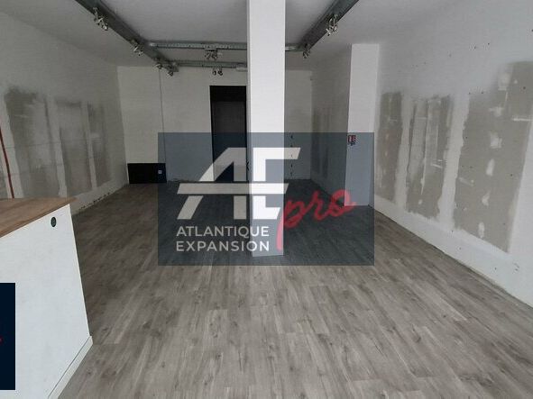 Location local commercial 75.81 m² non divisibles