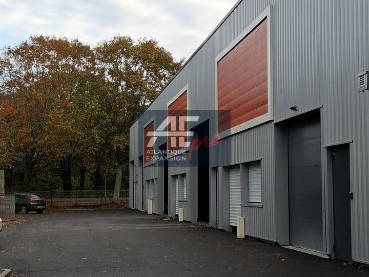 139 m² pour ce local d'activites en vente à La chapelle des marais