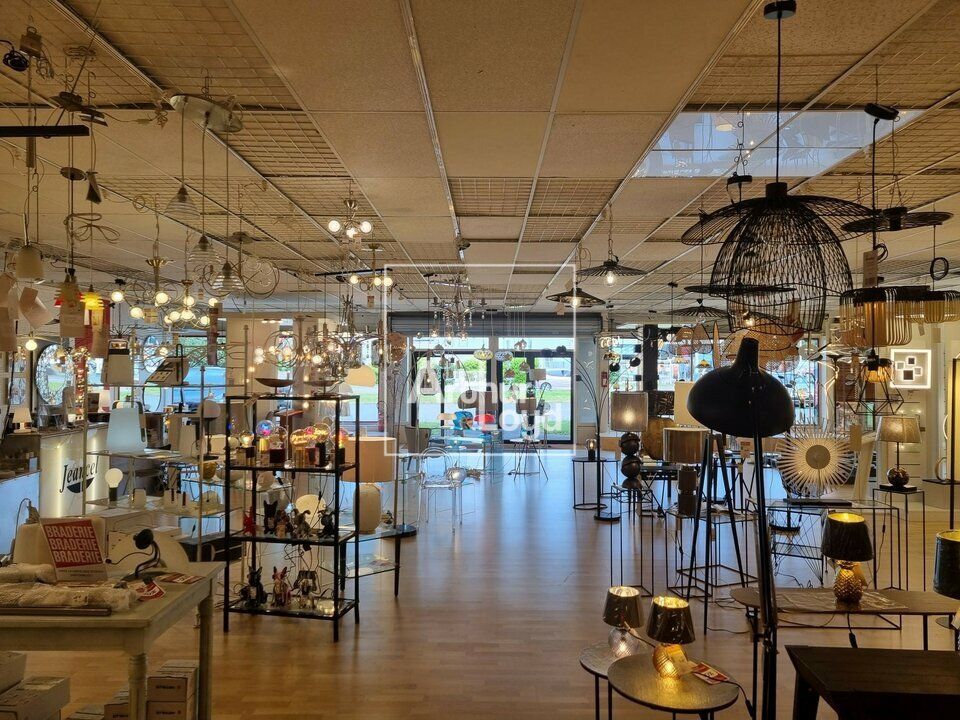 Belle surface commerciale en Retail Park à louer