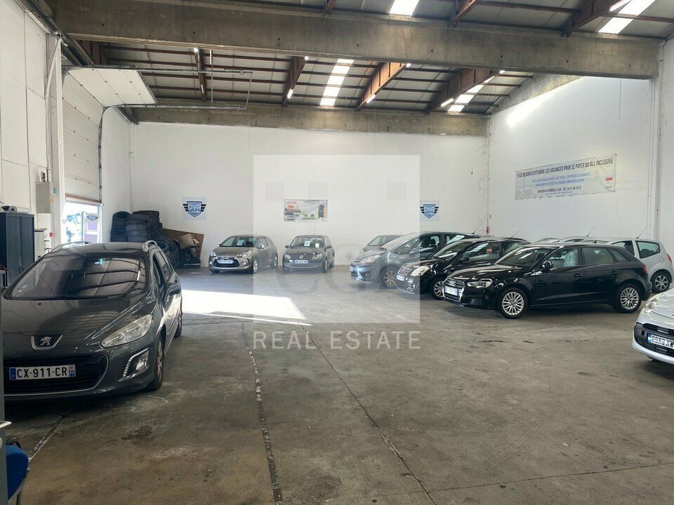 À Louer : Locaux d'Activités  Divisibles à Partir de 510 m² à Saint-Priest - Parc Clos et Sécurisé
