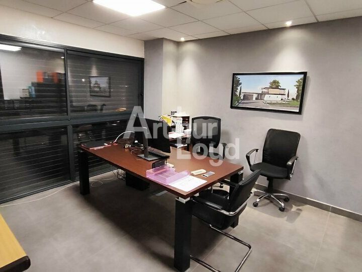 À VENDRE bâtiment de bureaux sur la commune de BARBERAZ d'une surface totale de 270 m².