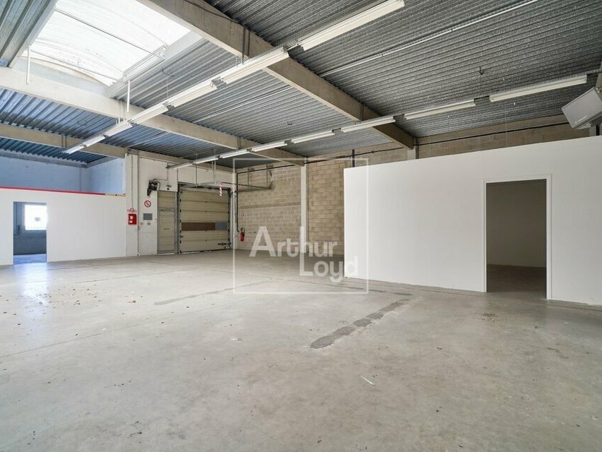 Proche accès de l'A4 grand atelier à la location