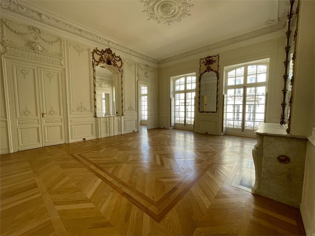 Location bureaux 223.00 m² à BORDEAUX