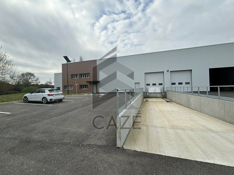 Location local d''activites 2100 m² non divisibles
