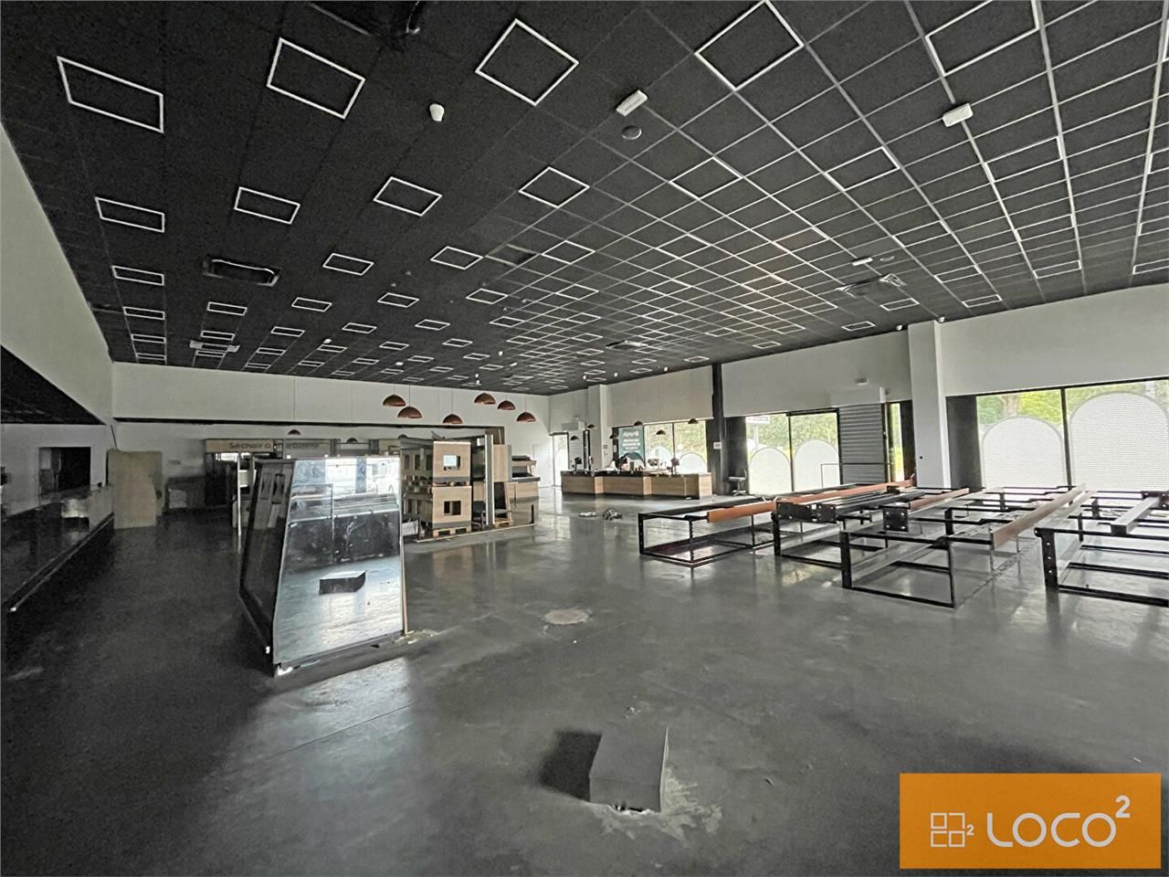 Location local commercial 300.00 m² à CORNEBARRIEU