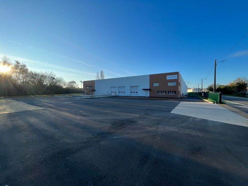 Location local 2140.00 m² à CARBON BLANC