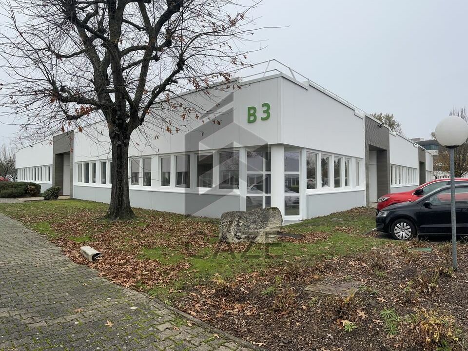 BUREAUX A LOUER ENTIEREMENT RENOVES - PIED DE TRAMWAY LIGNE A