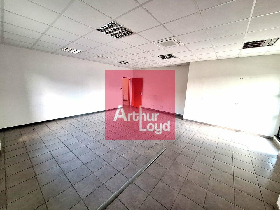 GERZAT PARC LOGISTIQUE  A LOUER BUREAUX   348 M² - BATIMENT INDÉPENDANT - 10 PLACES DE PARKING