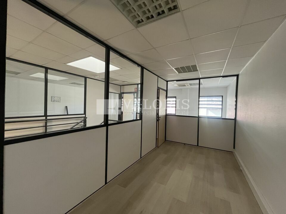 Valoris Real estate vous propose à la location à Oullins, un local d'activité en très bon état à proximité directe Lyon, disponible immédiatement.