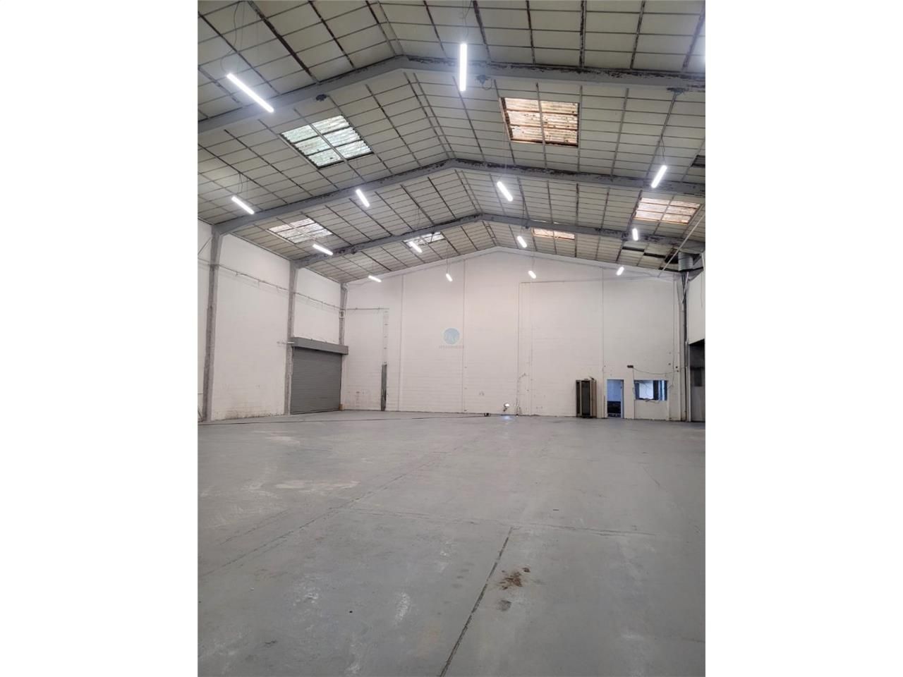 Location local 550 m² à SAINT JEAN DE BRAYE