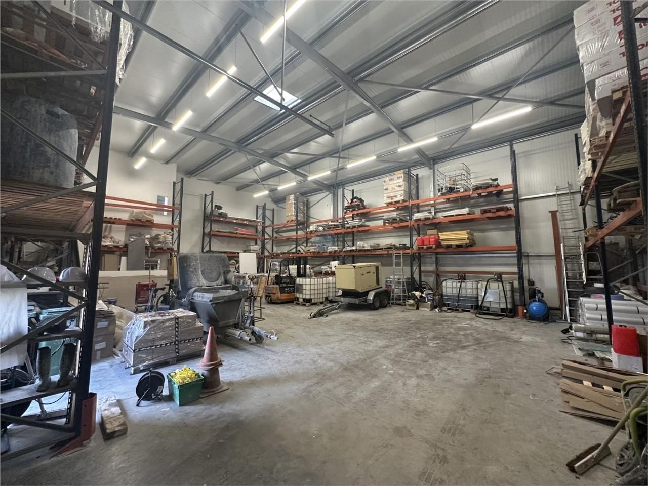 Vente local 370 m² à SARAN