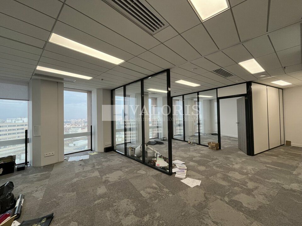 Venez visiter des plateaux rénovés, image valorisante dans la tour IGH la plus emblématique de Lyon !