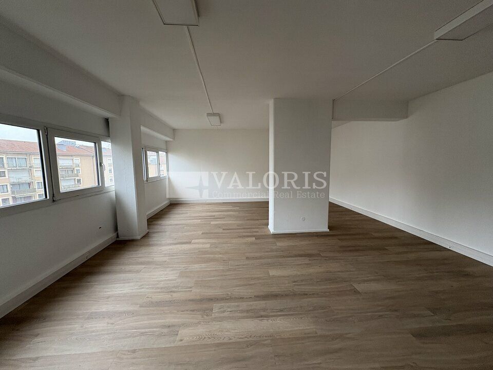 Valoris Real Estate vous propose à la location une surface de bureau rénovés au pied du métro Garibaldi. 