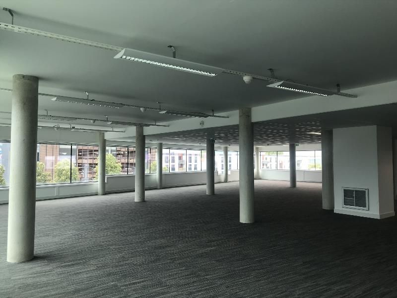 A Bordeaux Place Ravezies, un immeuble indépendant d'une surface de 4 121 m² en R+4 proposé à la location