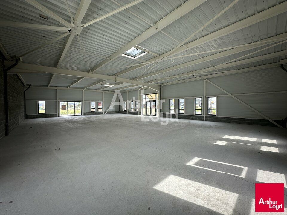 PLECHATEL - LOCAL COMMERCIAL A LOUER - 329 M²