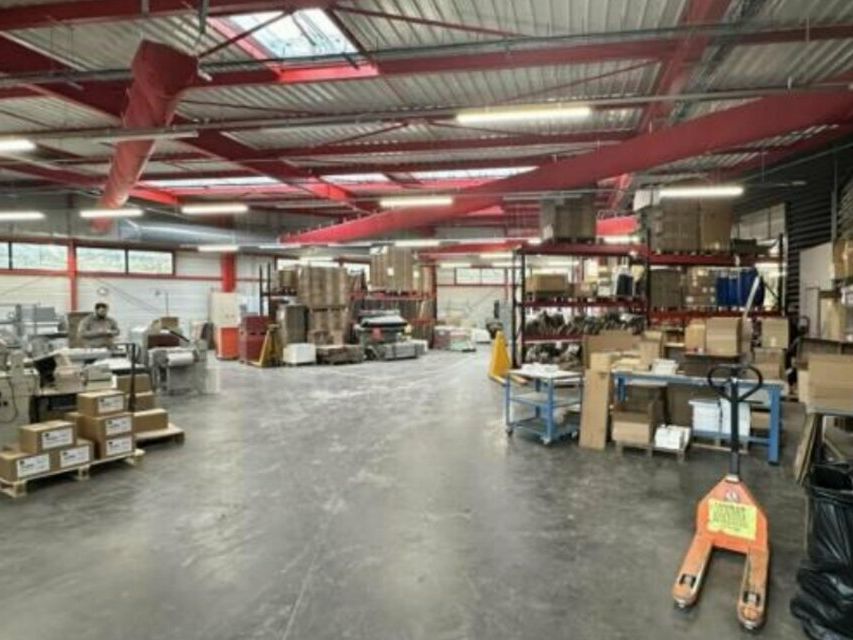 Vente local d''activites 3000 m² non divisibles