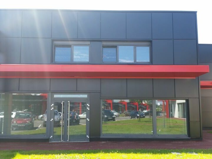 Proche Hyper CARREFOUR, IKEA ou LEROY MERLIN, Au sein d'une zone d'activité commerciale dynamique et de bonne tenue situé à l'ouest Mulhousien nous proposons un lot d'une superficie développée de 260 m² 