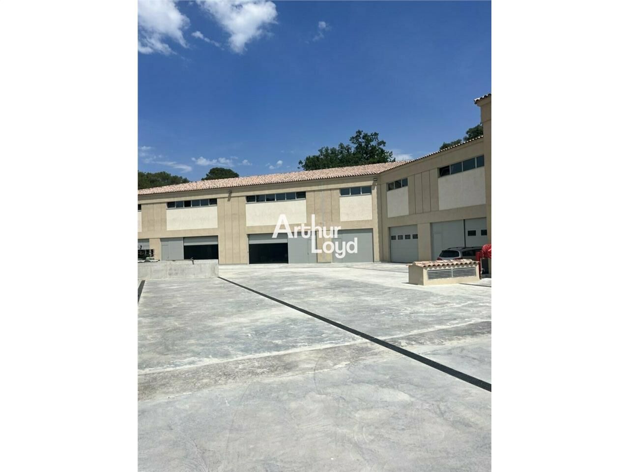 Location local d''activites 255.7 m² non divisibles