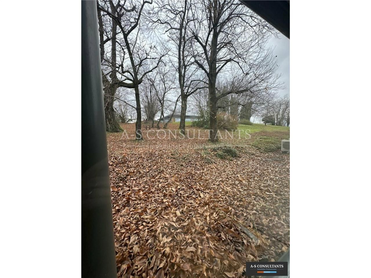 A louer, Zac de Champfeuillet - VOIRON (38500) - à 1 minute de l"échangeur Autoroute, bureau et/ou salle de formations de 55 m² environ en rez de chaussée, accès PMR, stationnement devant les locaux.