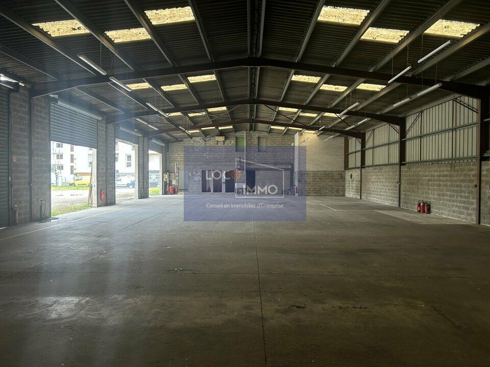 Location entrepot 670 m² non divisibles