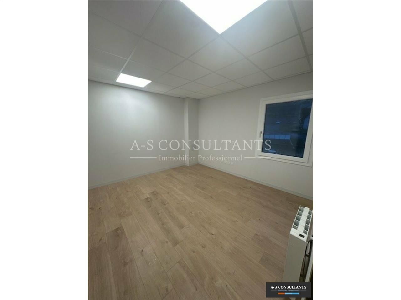 A LOUER, LE BOURGET DU LAC (73370),  2 BUREAUX de 30 m²  environ chacun au premier étage + 1 zone de stockage de 30 m² environ, site clos et sécurisé, stationnement devant les bureaux.