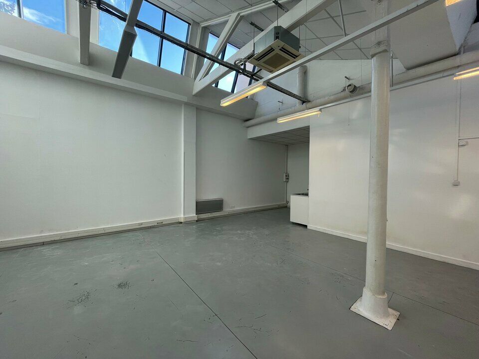 VALORIS REAL ESTATE vous propose à la location courte durée (3 ans maximum), des locaux directement accessibles par le boulevard des Canuts à Lyon 4ème. 