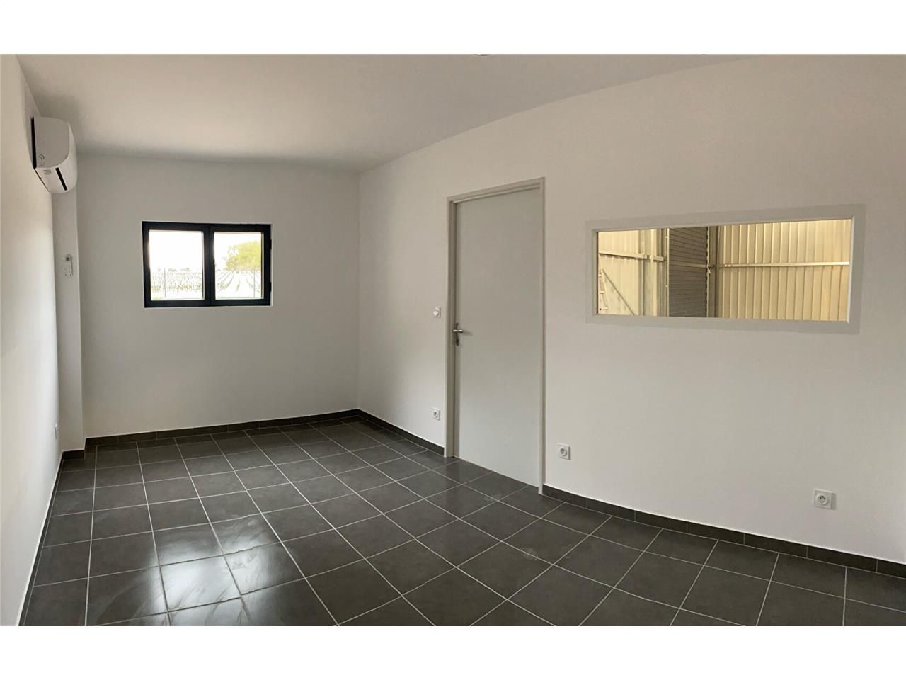 Location local 150.00 m² à LES BILLAUX