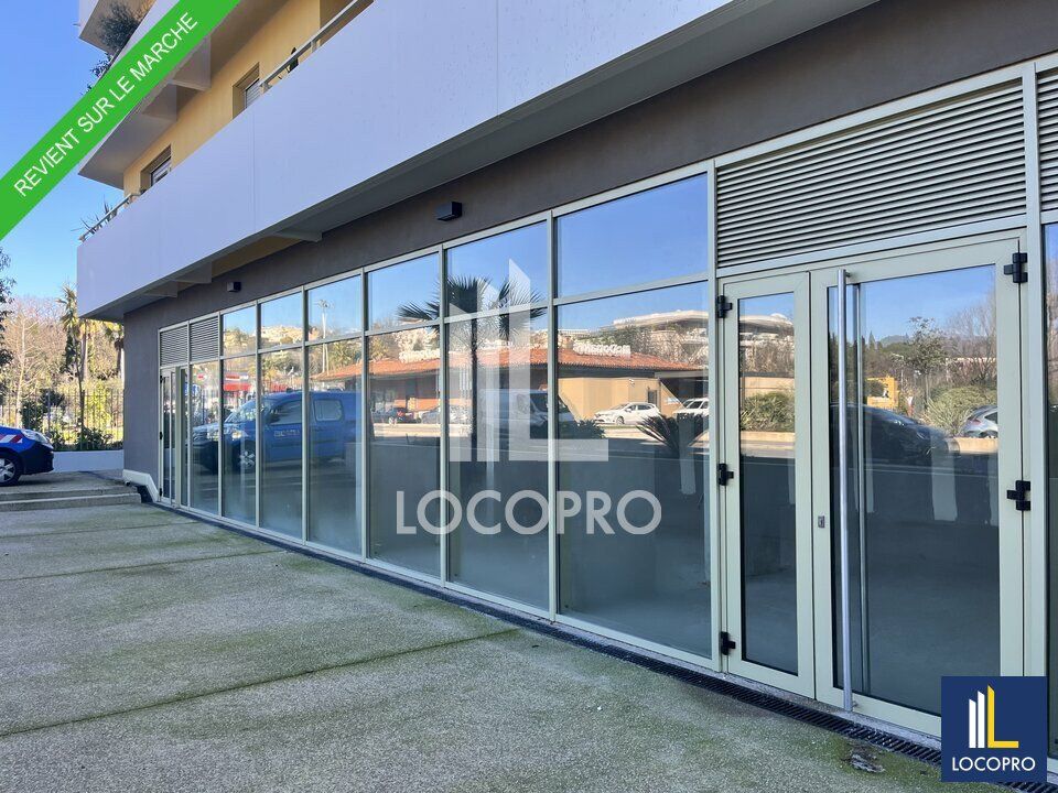 Vente local commercial 180.36 m² non divisibles