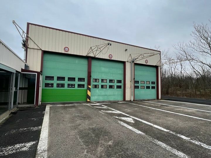 LOCATION Gravanches 460 m² d'atelier + 80 m² de bureaux 