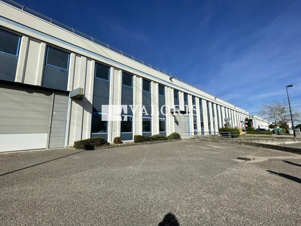 Valoris Real Estate propose plusieurs cellules d'activité rénovées et modulables au sein d'un parc situé à Saint-Quentin-Fallavier. Le site est positionné à proximité de l'autoroute A43, offrant des liaisons rapides vers Lyon