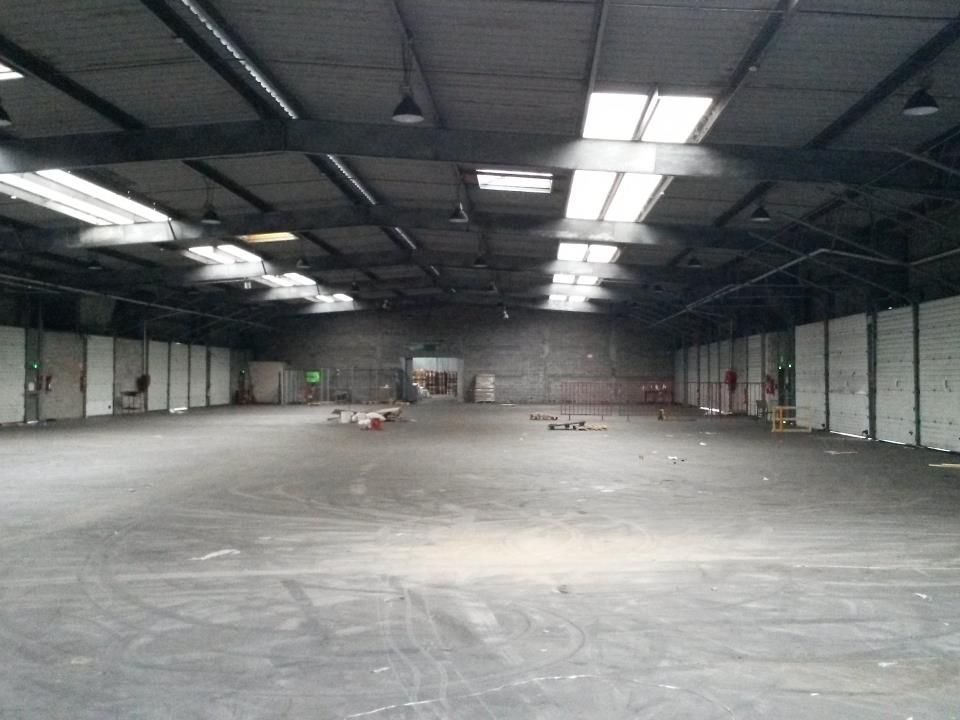 ENTREPOT DE MESSAGERIE A LOUER AU COEUR DE LA ZONE INDUSTRIELLE AVEC NOMBREUX QUAIS.