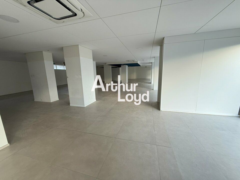 LOCAL COMMERCIAL ST LAURENT DU VAR DANS ZONE EQUIPEMENT DE LA MAISON