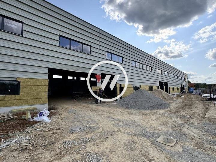 Location local d''activites 2556 m² divisibles à partir de 426 m²