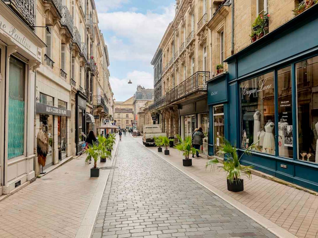 Location local commercial 38.00 m² à BORDEAUX