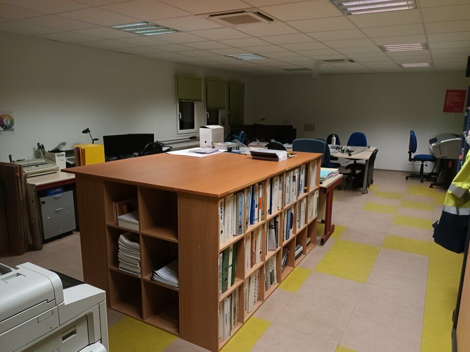 CENTRE-VILLE - Gare SNCF à 100 m - Bureaux et parkings privatifs.