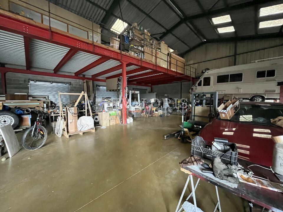 Valoris Real Estate vous propose à la location ou à la vente un local d'activité sur son terrain indépendant, au sein d'une zone d'activités de la commune de Marcilly d'Azergues.